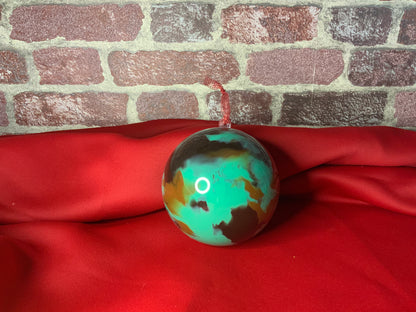 Boule de Noël en plastique peinte à la main, diamètre 10 cm, couleur dominante verte