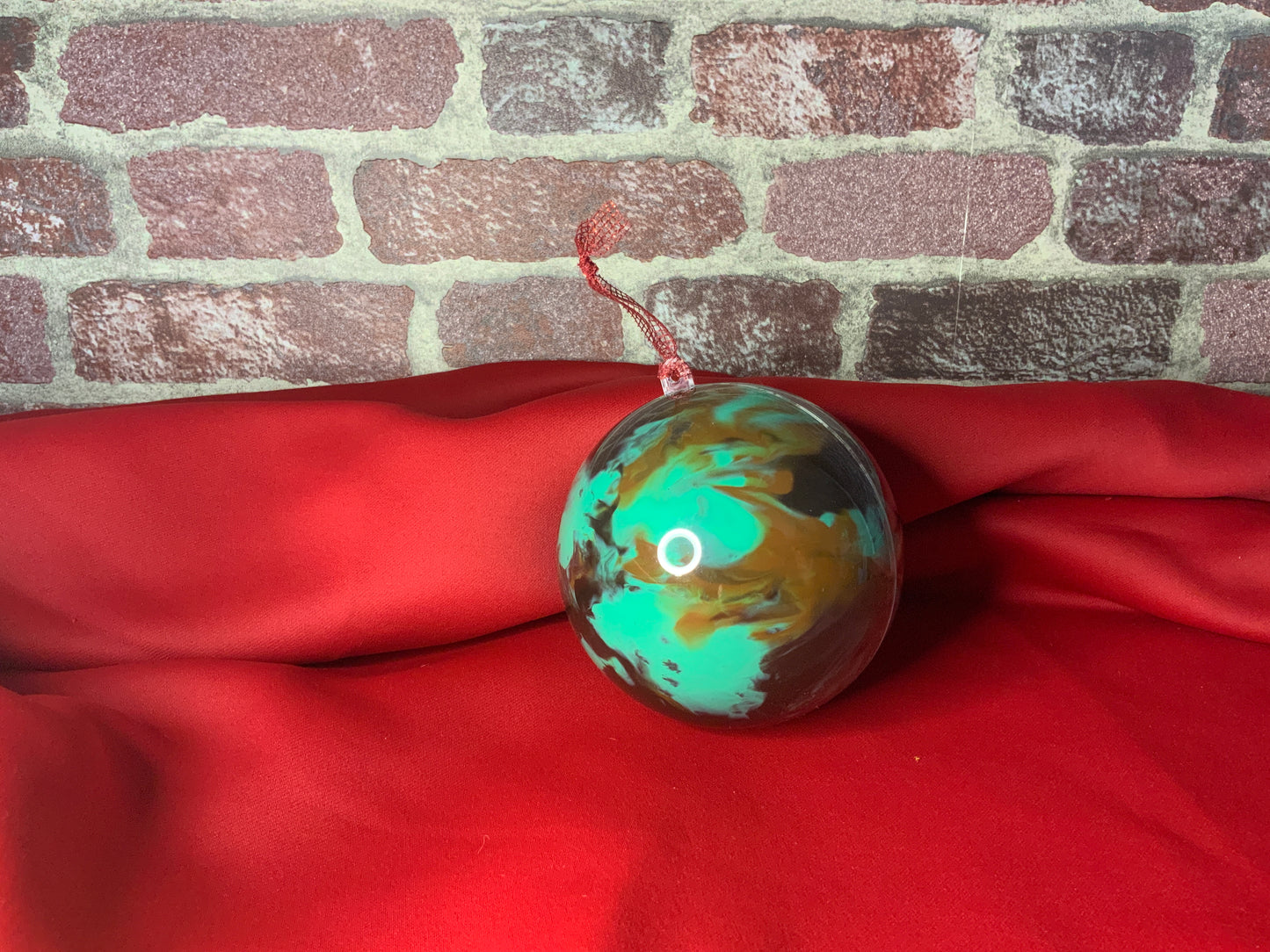 Boule de Noël en plastique peinte à la main, diamètre 10 cm, couleur dominante verte