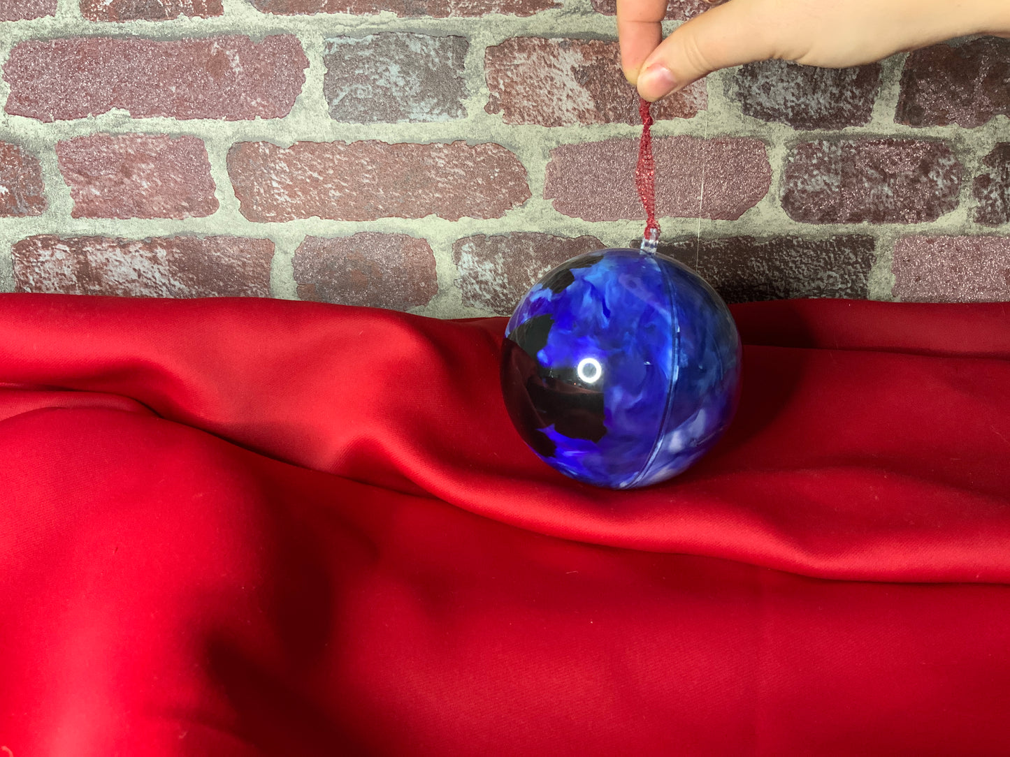 Boule de Noël en plastique peinte à la main, diamètre 10 cm, couleur dominante bleue, océan