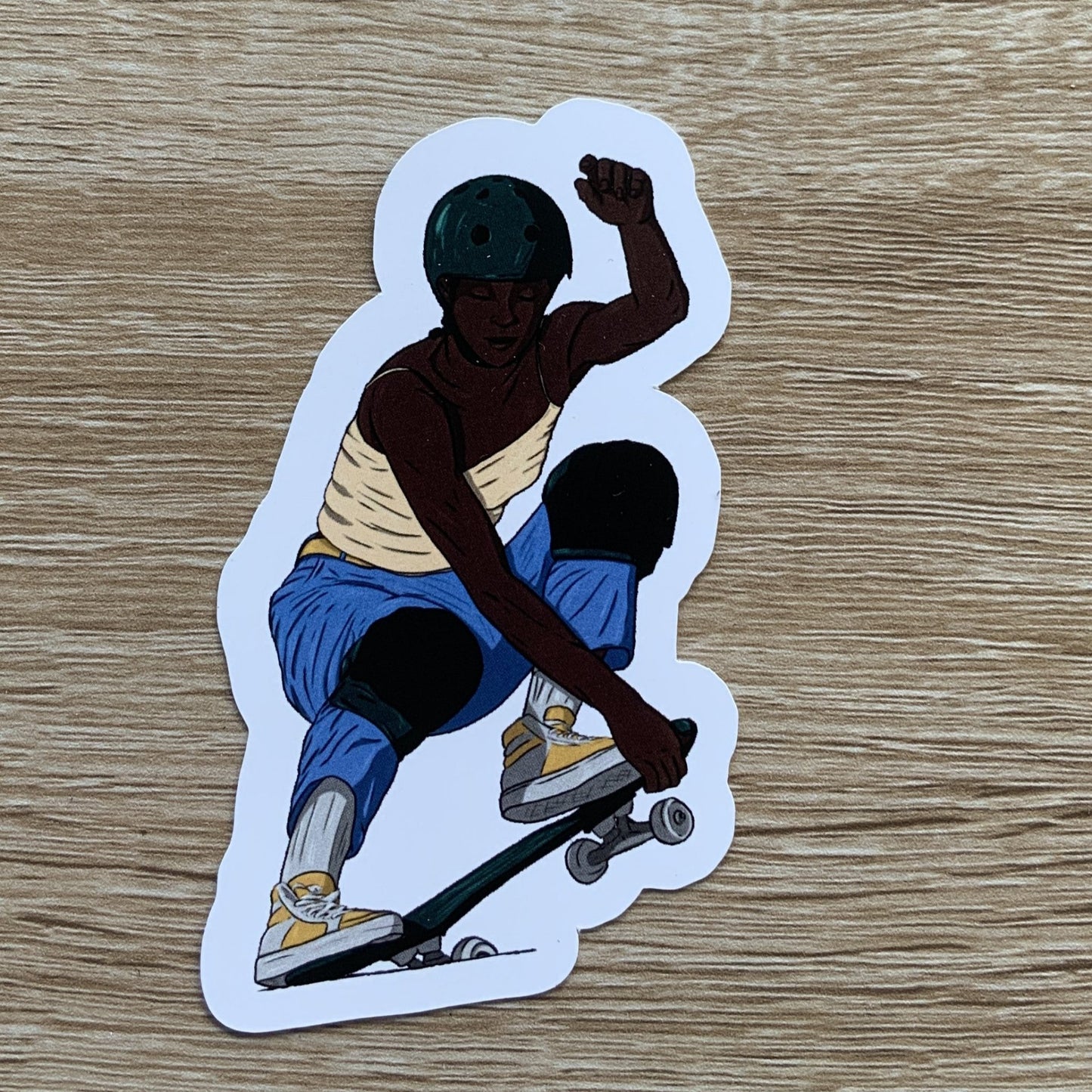 Magnet, aimant de réfrigérateur représentant un sport, elsa abadie penars, femme skate vert jeans débardeur beige avec protections et casque vert