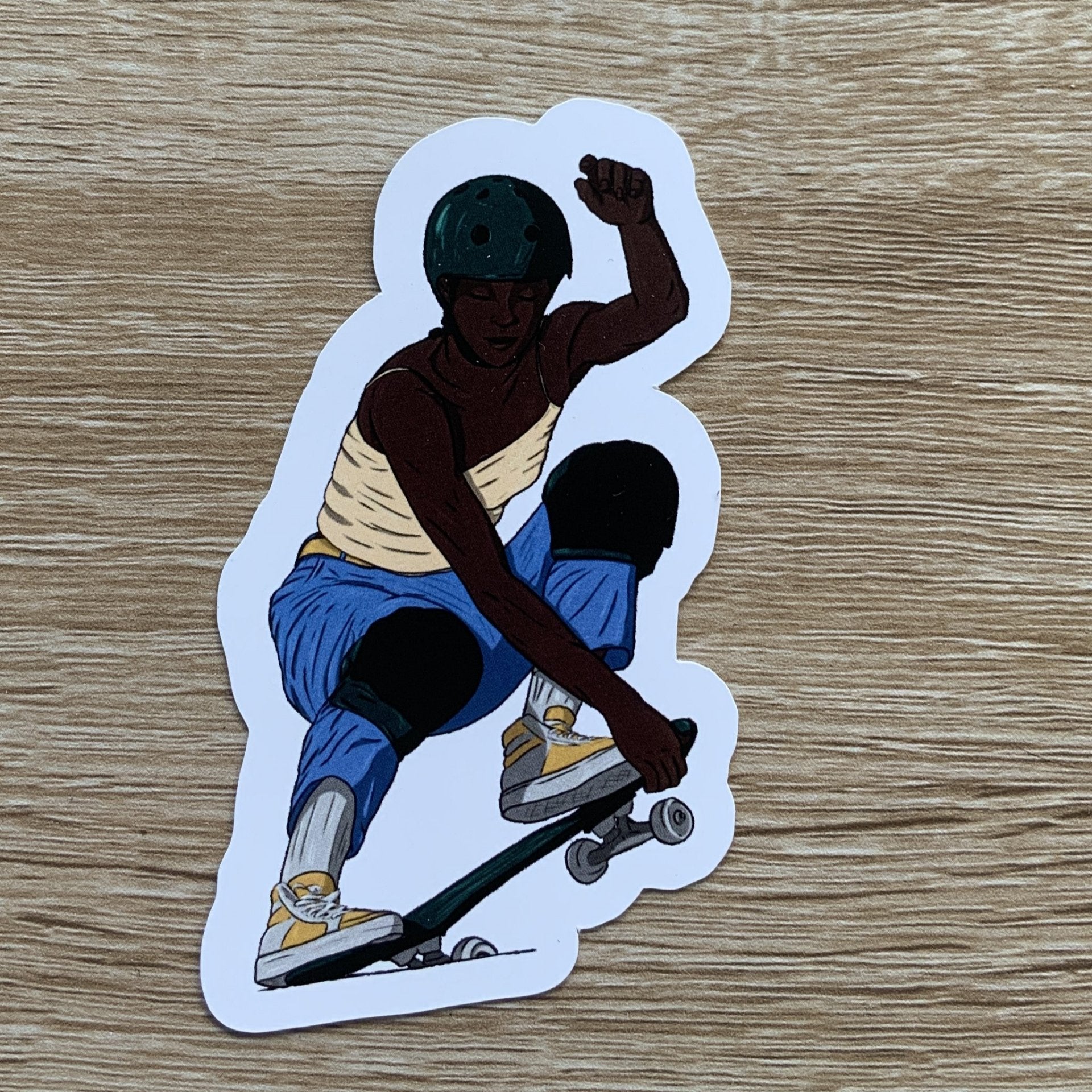 Magnet, aimant de réfrigérateur représentant un sport, elsa abadie penars, femme skate vert jeans débardeur beige avec protections et casque vert