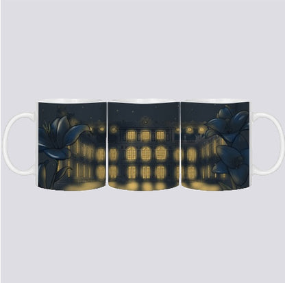 tasse en céramique design par elsa abadie penars. Mug qui passe au lave-vaisselle et au micro ondes. Sur l'extérieur le dessin du château de Versailles de louis 14 en vision de nuit entourée par des fleurs de lys bleues