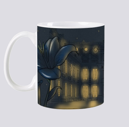 tasse en céramique design par elsa abadie penars. Mug qui passe au lave-vaisselle et au micro ondes. Sur l'extérieur le dessin du château de Versailles de louis 14 en vision de nuit entourée par des fleurs de lys bleues