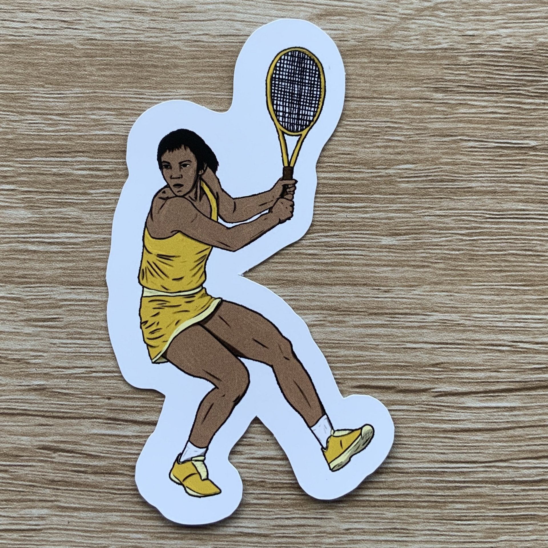 Magnet, aimant de réfrigérateur représentant un sport, elsa abadie penars, tennis femme tenue jaune raquette jaune